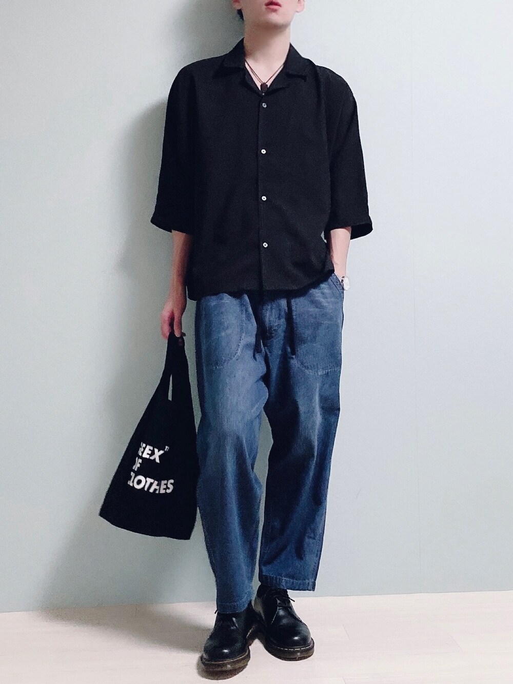 「春夏コーデ、シャツスタイル、大人カジュアル、イージーパンツ」｜「ACE SHOPのビックシルエット・オープンカラーシャツ（シャツ/ブラウス、ブラック系）」を使った、ちょびさん（メンズ・184cm）の春コーディネートの1枚目の写真