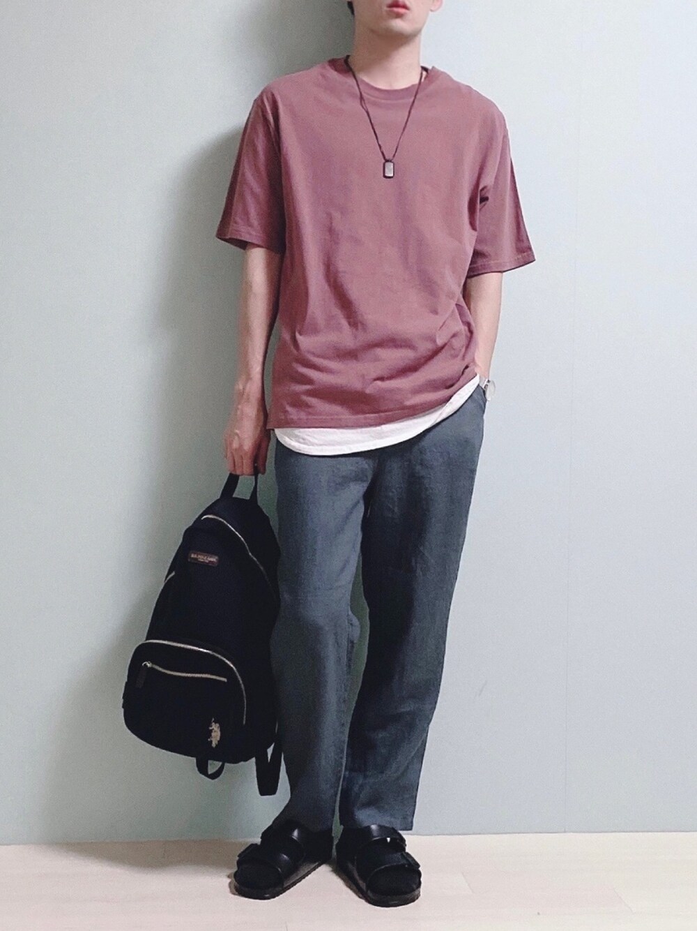 ピンク系のTシャツ/カットソー、ブルー系のその他パンツ、ホワイト系のタンクトップを着用したメンズの夏コーディネートの1枚目の写真