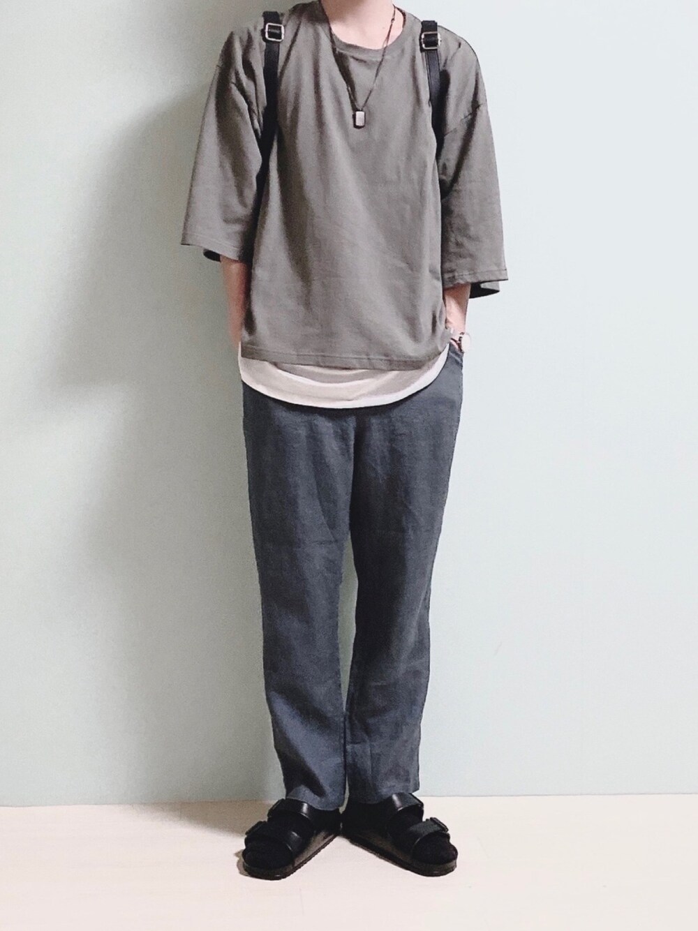 グレー系のTシャツ/カットソー、ブルー系のその他パンツ、ホワイト系のタンクトップを着用したメンズの夏コーディネートの1枚目の写真