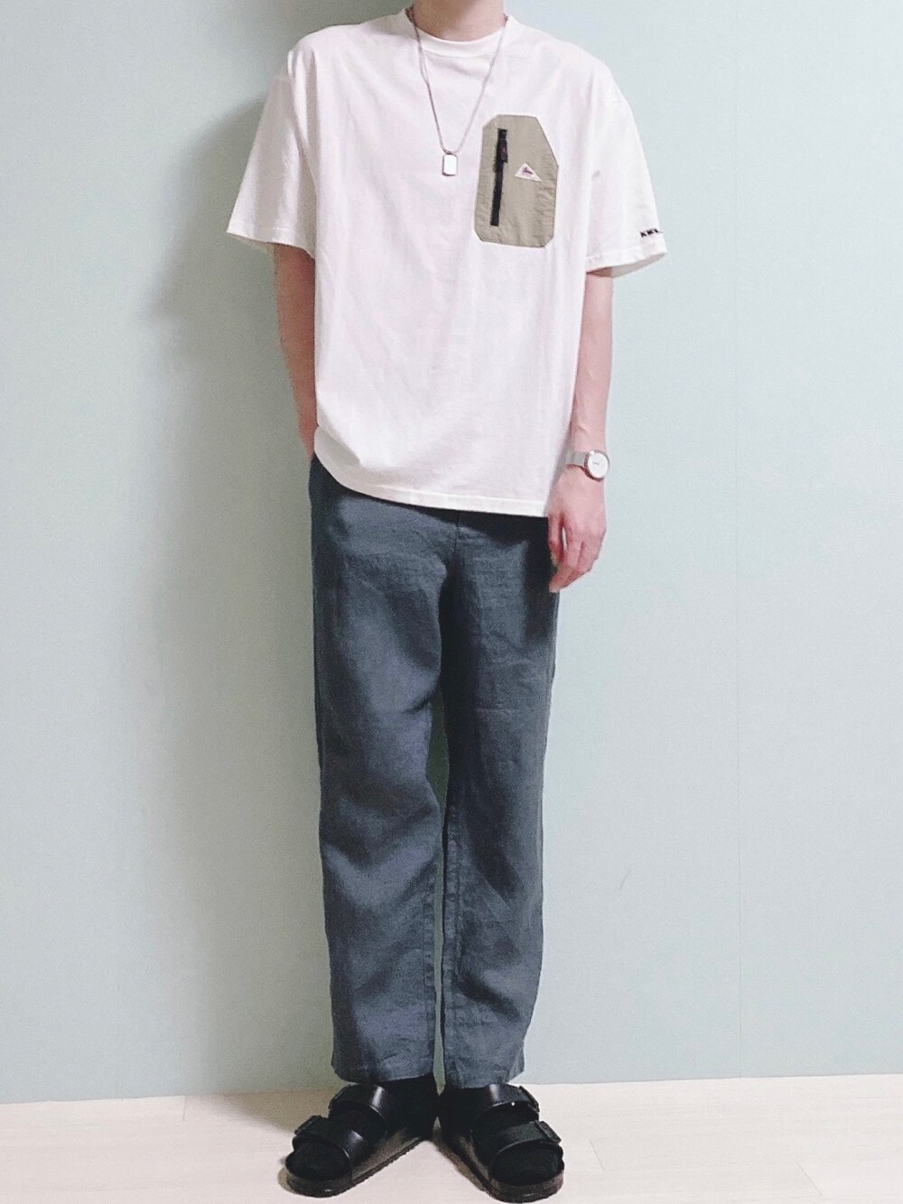 ホワイト系のTシャツ/カットソー、ブルー系のその他パンツ、ブラック系のサンダルを着用したメンズの夏コーディネートの1枚目の写真