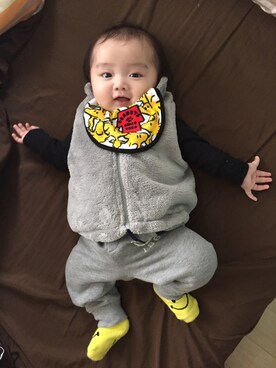 「PEANUTS（ピーナッツ）のアイテム（スタイ/よだれかけ、イエロー系）」を使った、TSUKASOHTAさん（キッズ・110cm）の冬コーディネート