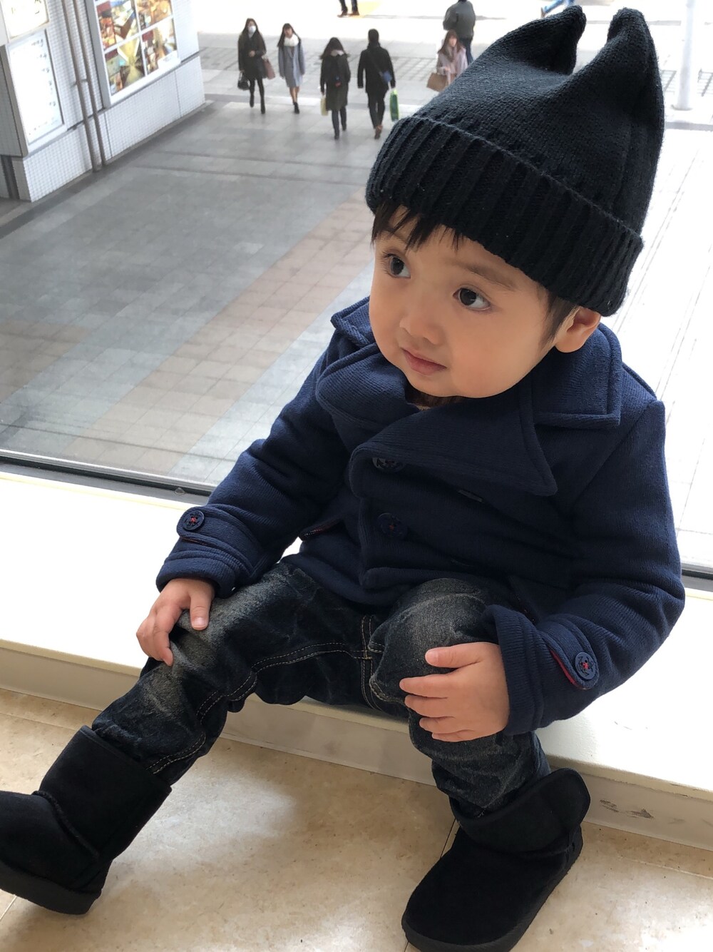 「ニット帽、ピーコート、デニム、ムートンブーツ、kids」｜「西松屋のアイテム（ピーコート、ブルー系）」を使った、TSUKASOHTAさん（キッズ・90cm）の冬コーディネートの1枚目の写真
