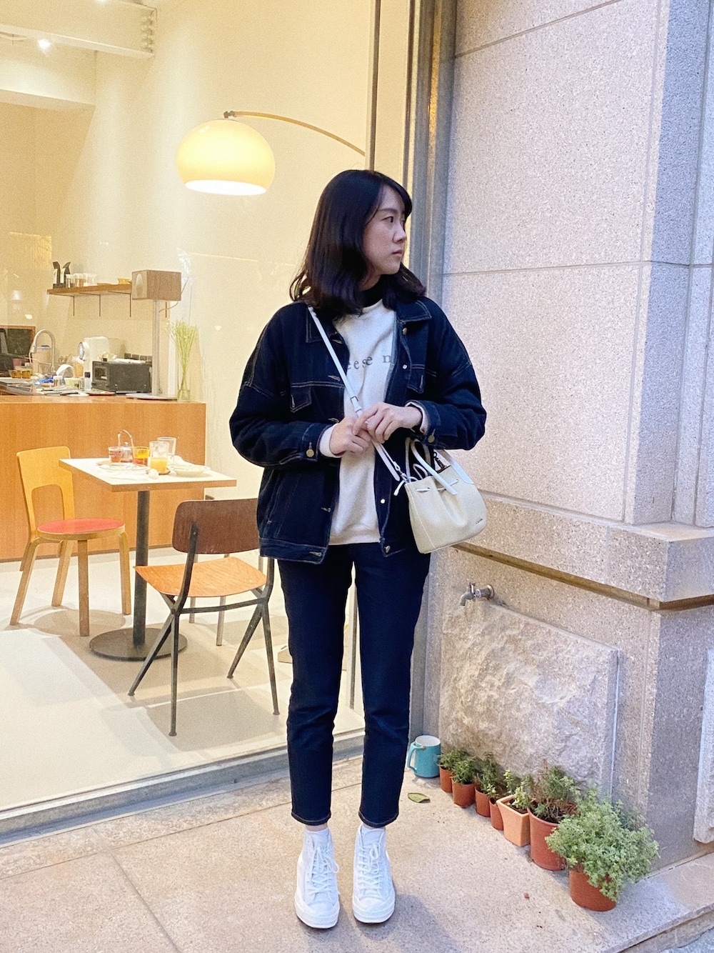 「CONVERSEのアイテム（シューズ、ホワイト系）」を使った、Hsuan2さん（レディース・168cm）の冬コーディネートの1枚目の写真