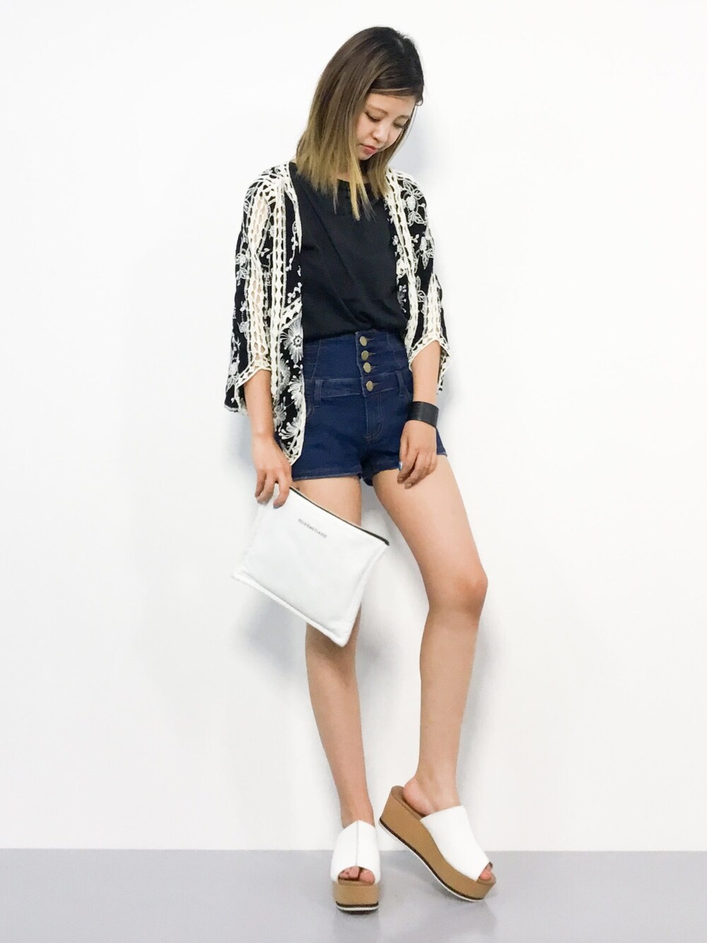 ブラック系のTシャツ/カットソー、ブラック系のカーディガン/ボレロ、ブルー系のデニムパンツを着用したレディースの夏コーディネートの1枚目の写真