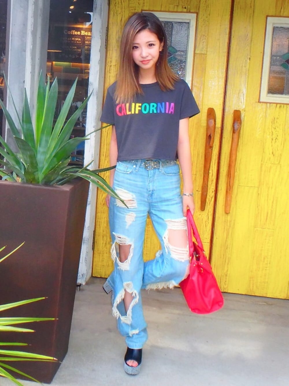 ブラック系のTシャツ/カットソー、ブルー系のデニムパンツ、その他のその他を着用したレディースの秋コーディネートの1枚目の写真