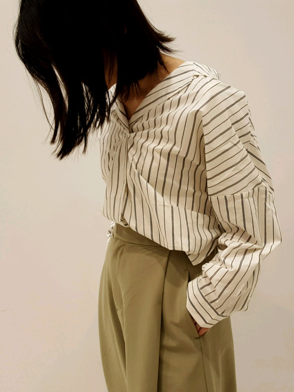 「olive、PANTONE、greenery」｜「SENSE OF PLACE by URBAN RESEARCHのオーバーシルエットシャツ（シャツ/ブラウス、その他）」を使った、モモさん（レディース・160cm）の冬コーディネートの1枚目の写真