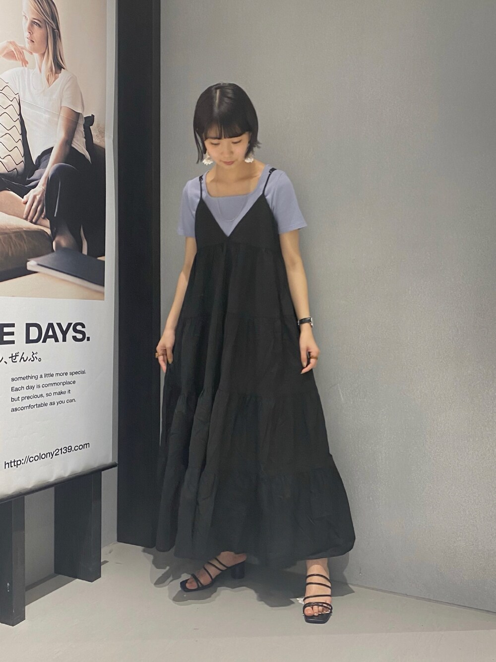 ブルー系のTシャツ/カットソー、ブラック系のワンピース、ブラック系のサンダルを着用したレディースの夏コーディネートの1枚目の写真