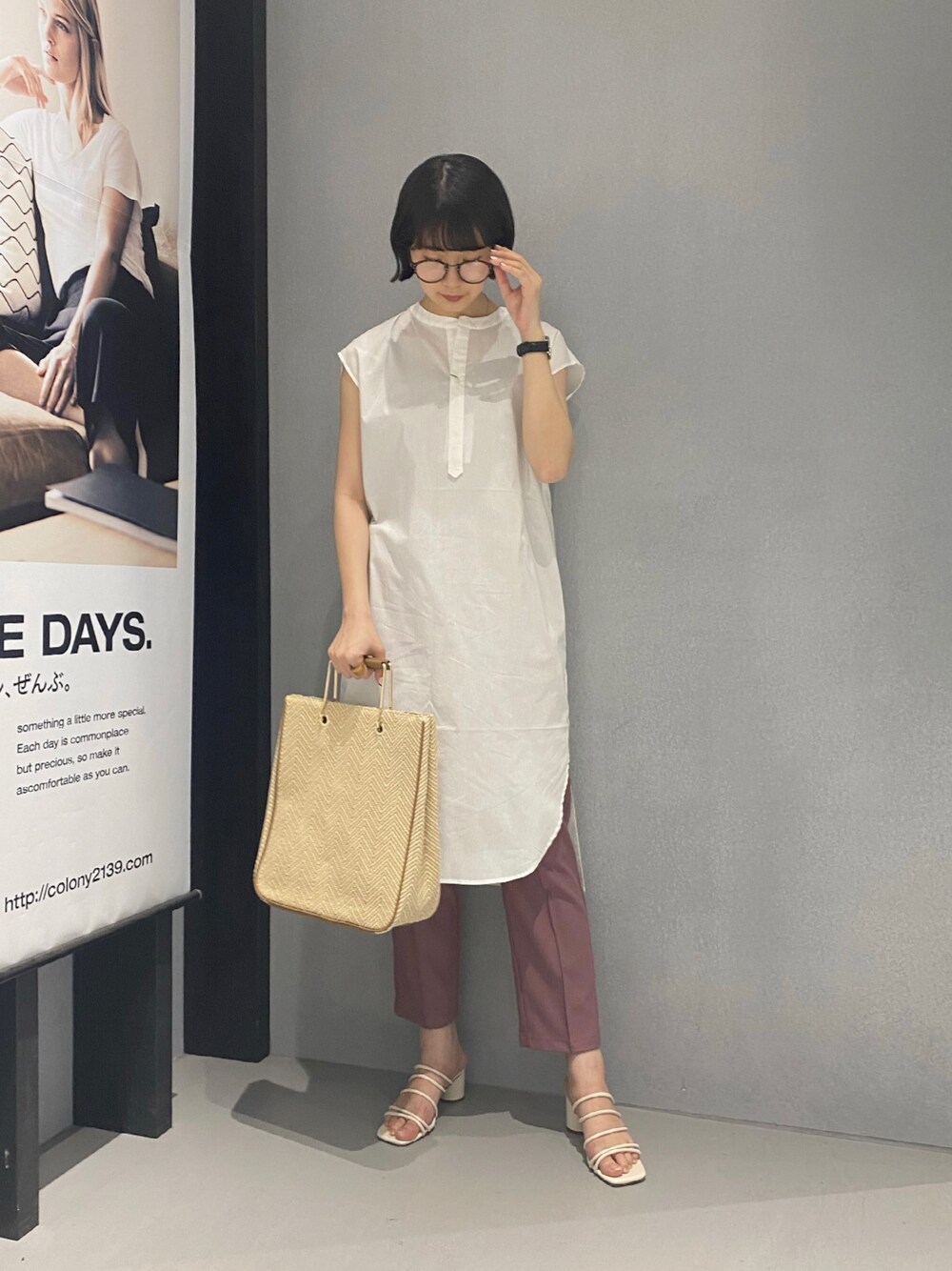ホワイト系のワンピース、ベージュ系のトートバッグ、パープル系のその他パンツを着用したレディースの夏コーディネートの1枚目の写真