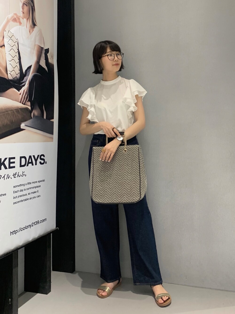 ホワイト系のシャツ/ブラウス、ブラック系のトートバッグ、ブルー系のデニムパンツを着用したレディースの夏コーディネートの1枚目の写真