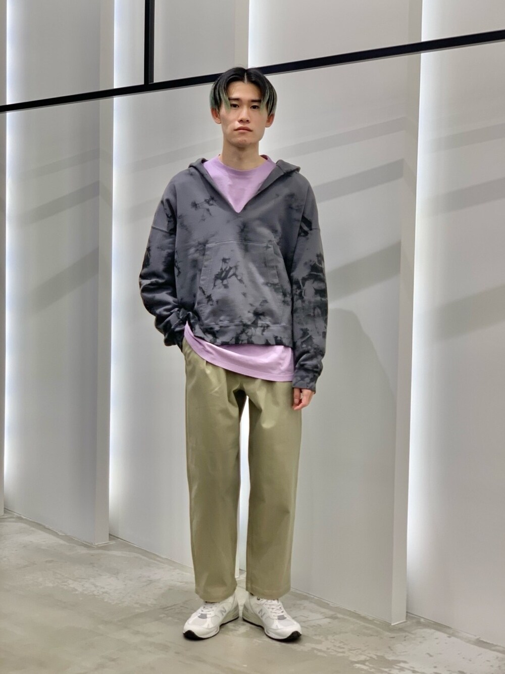 パープル系のTシャツ/カットソー、ベージュ系のその他パンツ、ブラック系のTシャツ/カットソーを着用したメンズの冬コーディネートの1枚目の写真