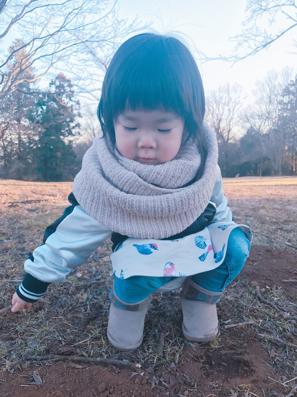 「おんなのこ、鳥柄ワンピース、枝持って走る、枝振り回す、枝持って帰りたくない」｜「GLOBAL WORKの【キッズ】モールスヌード１６/726264（ストール/ショール、ベージュ系）」を使った、nmさん（キッズ・90cm）の冬コーディネートの1枚目の写真