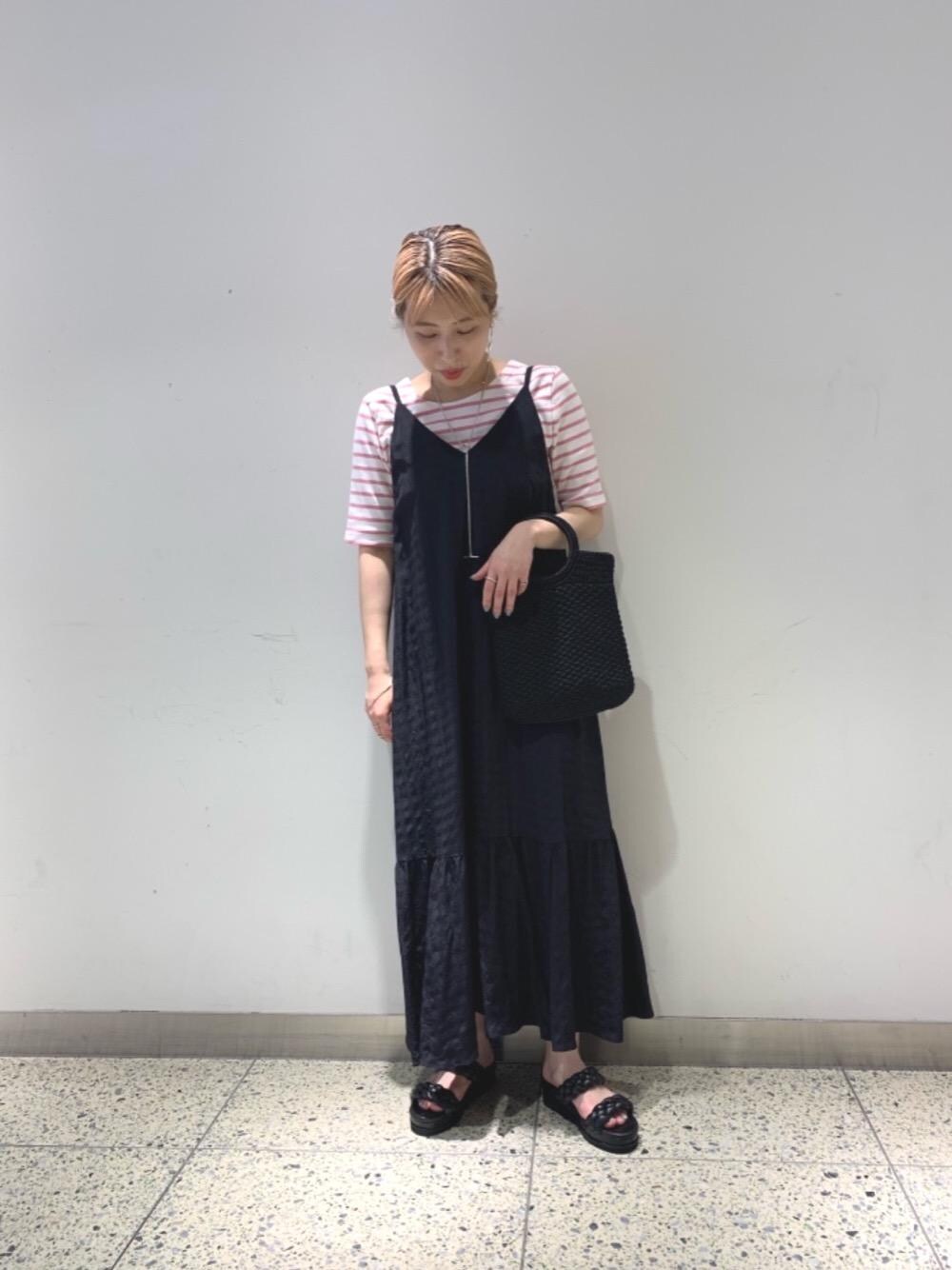 その他のワンピース、ブラック系のサンダル、ピンク系のTシャツ/カットソーを着用したレディースの夏コーディネートの1枚目の写真