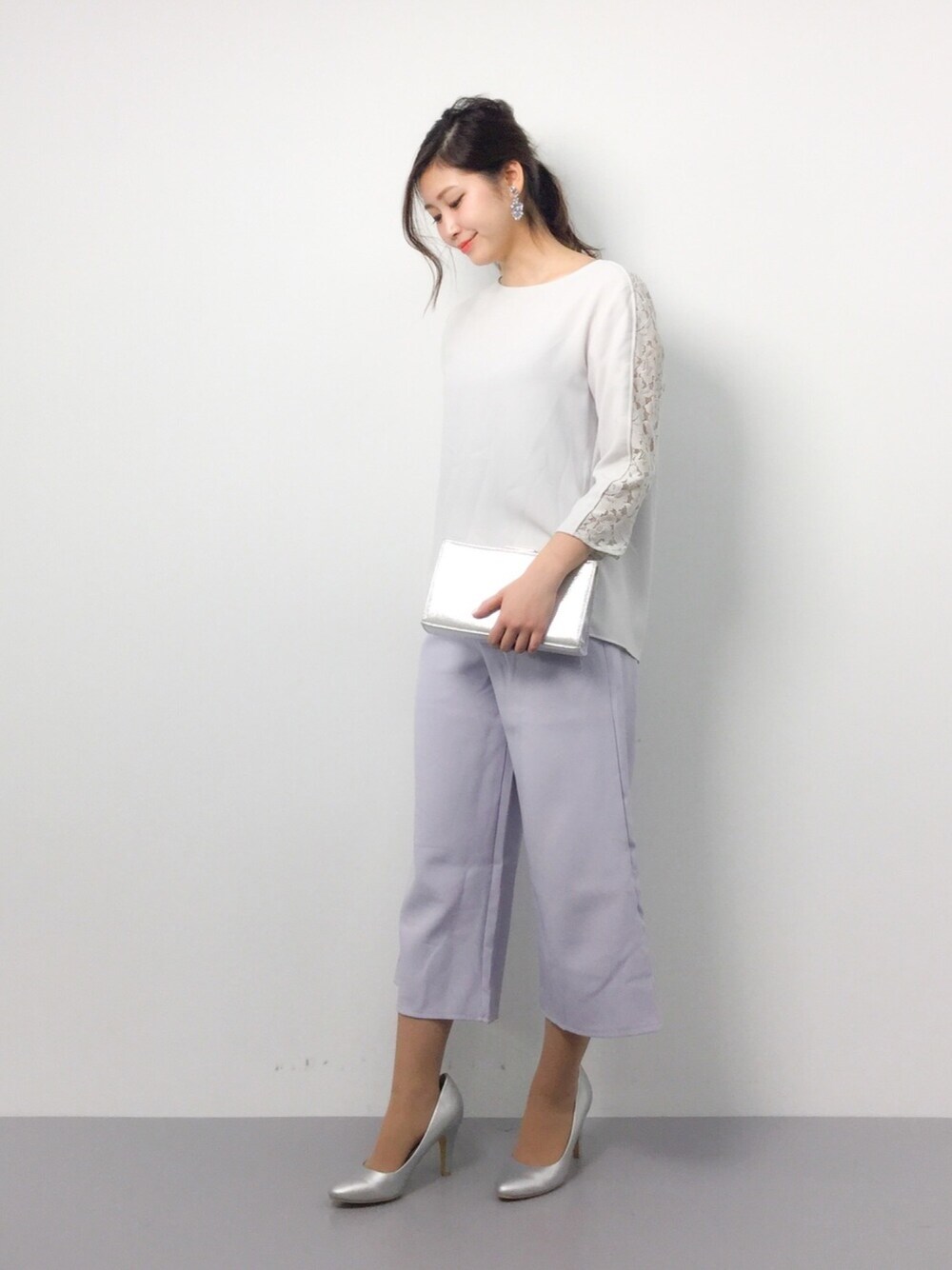 「キレイめ、きれいめカジュアル、パンツスタイル、ootd、春コーデ、通勤コーデ、オトナカジュアル」｜「STUDIOUSの【WEB限定】STUDIOUS レースコンビブラウス（シャツ/ブラウス、グレー系）」を使った、marinaさん（レディース・162cm）の春コーディネートの1枚目の写真
