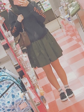 「暗め色」｜「アイテム（スニーカー）」を使った、月菜さん（レディース・161cm）の秋コーディネート
