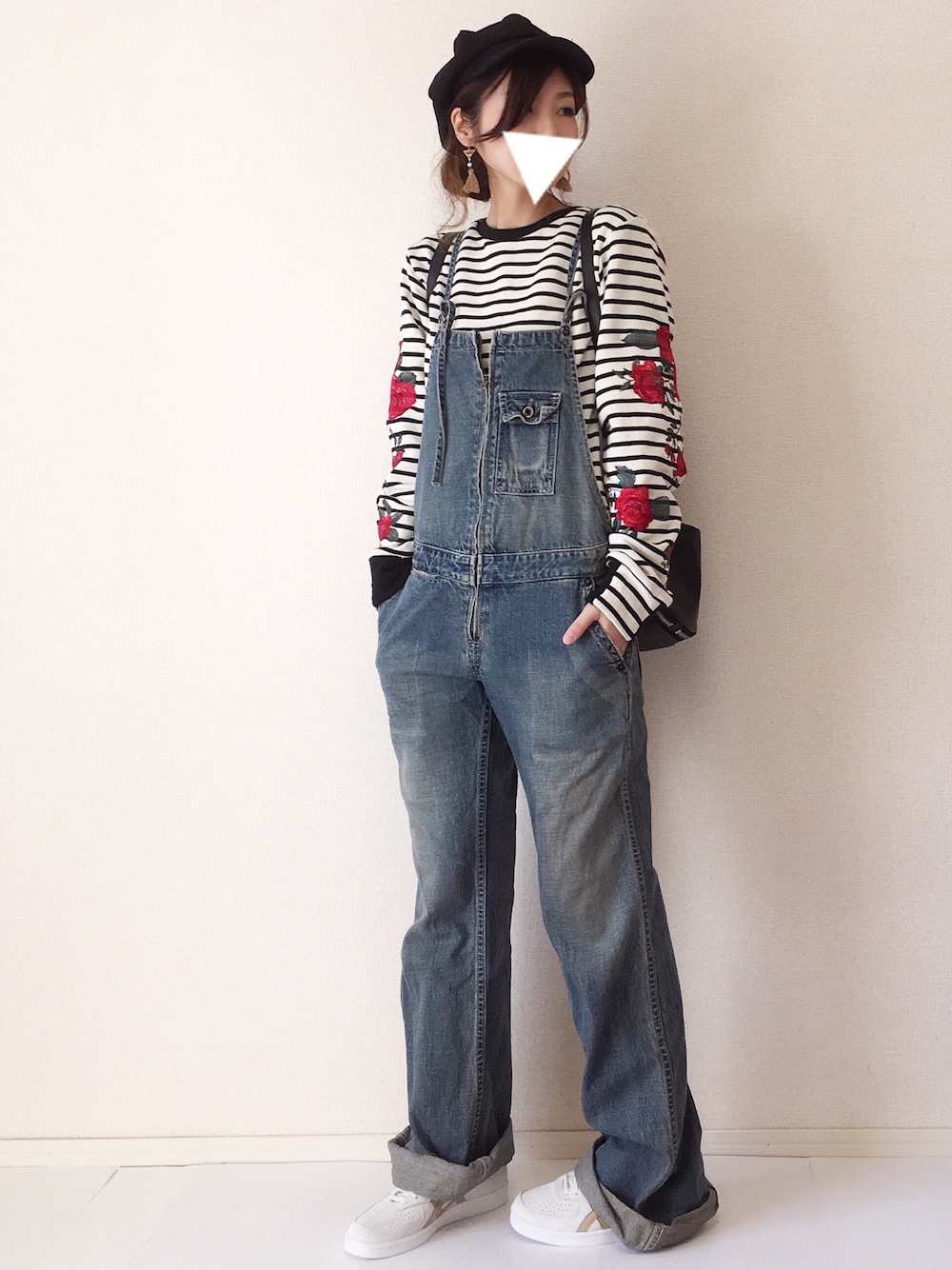 「ボーダー、刺繍、春コーデ、キャスケット、サロペット、オールインワン、スニーカー、リュック、オニツカタイガー」｜「Narcissusの【cheap!!by vaNite】ウールキャスケット（キャスケット、ブラック系）」を使った、まるちわさん（レディース・160cm）の冬コーディネートの1枚目の写真