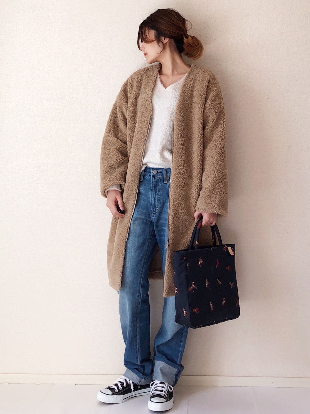 「ボア、ボアコート、ベージュ、GU、ModeRobe、カジュアルコーデ、デニムパンツ、スニーカー、russet」｜「MODE ROBEのボアVネックコート Vカラー ボアコート ジップアップ アウター ロングコート（ムートンコート、ベージュ系）」を使った、まるちわさん（レディース・160cm）の秋コーディネートの1枚目の写真