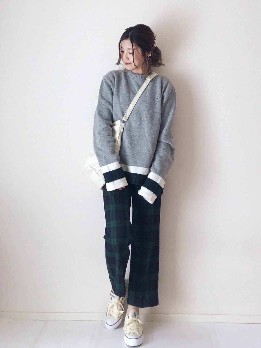 「秋のコーデ、ニット、ユニクロ、韓国ブランド、カジュアルコーデ、チェックパンツ、ブラックウォッチ」｜「SWBD Sewing BoundariesのSWBD リブスリーブニットトップス（ニット/セーター、グレー系）」を使った、まるちわさん（レディース・160cm）の秋コーディネートの1枚目の写真