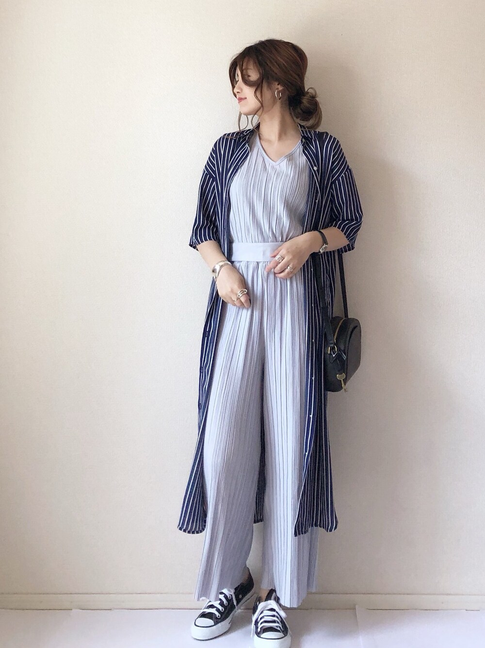 「Roomy's(Roomy's)、オールインワン、サロペット、オトナカジュアル、ストライプシャツ、シャツワンピ、プリーツ」｜「Roomy'sのカットプリーツオールインワン（ワンピース、グレー系）」を使った、まるちわさん（レディース・160cm）の夏コーディネートの1枚目の写真