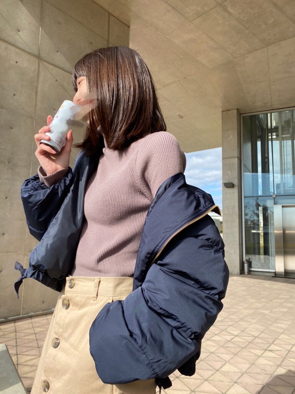「冬コーデ、ハイネックニット、ベージュ、きれいめコーディネート、ダウンジャケット、お気に入りコーデ」｜「earth music&ecologyのアイテム（ダウンジャケット/コート、ブルー系）」を使った、NU-NAさん（レディース・162cm）の冬コーディネートの1枚目の写真