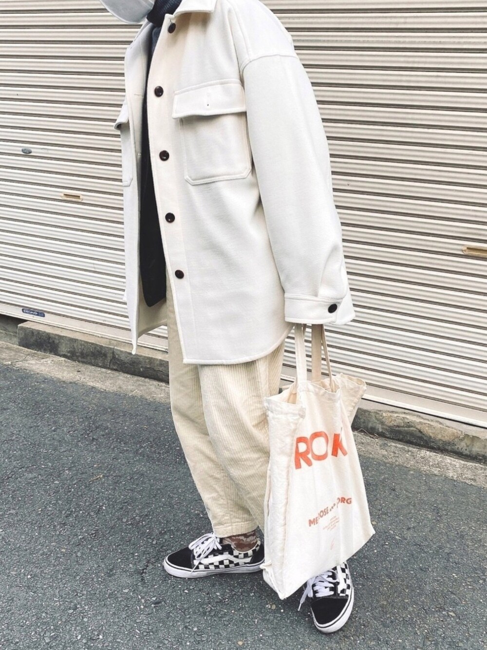 「年末WEAR感謝祭、モノトーンコーデ、シンプルコーデ、タートルネック、メンズライク、ホワイトコーデ、ストリート、トートバッグ、大人カジュアル、秋冬コーデ」｜「GUのアイテム（ジャケット/アウター、ホワイト系）」を使った、kechonさん（レディース・160cm）の冬コーディネートの1枚目の写真