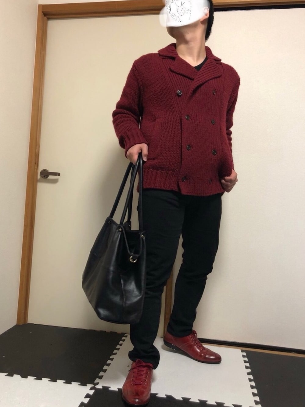 「冬コーデ、シンプル、スキニー　黒、ブラック、レッド、ピーコート」｜「DIESELのアイテム（ピーコート、レッド系）」を使った、いおりんさん（メンズ・166cm）の秋コーディネートの1枚目の写真