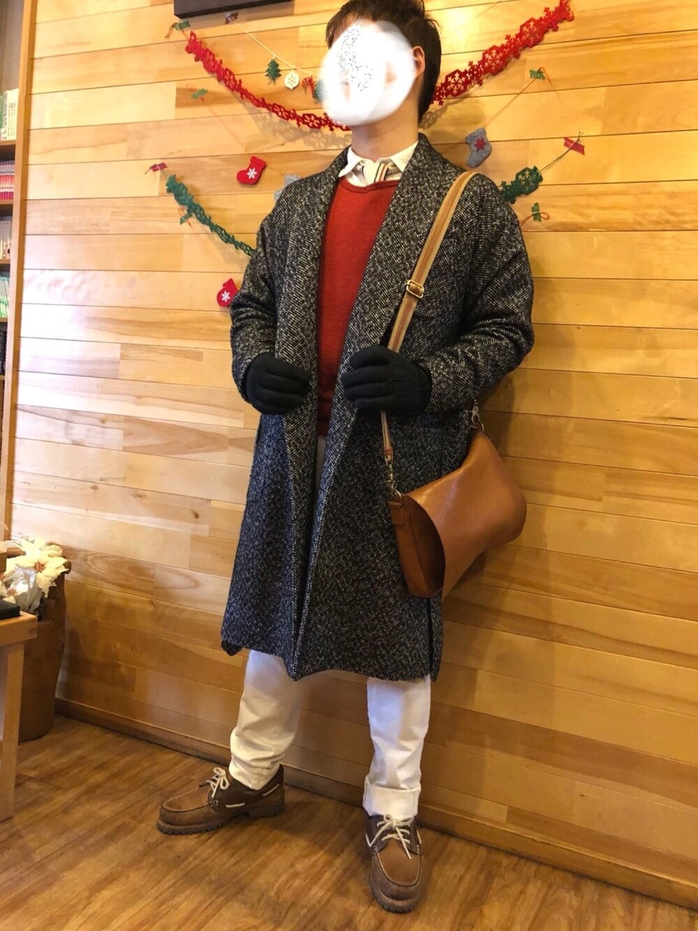 「オトナカジュアル、冬コーデ、ガウン、手袋、ニットタイ、シャツニット」｜「MEN'S BIGIのスリムボーダーニットタイ（ネクタイ、ホワイト系）」を使った、いおりんさん（メンズ・166cm）の冬コーディネートの1枚目の写真