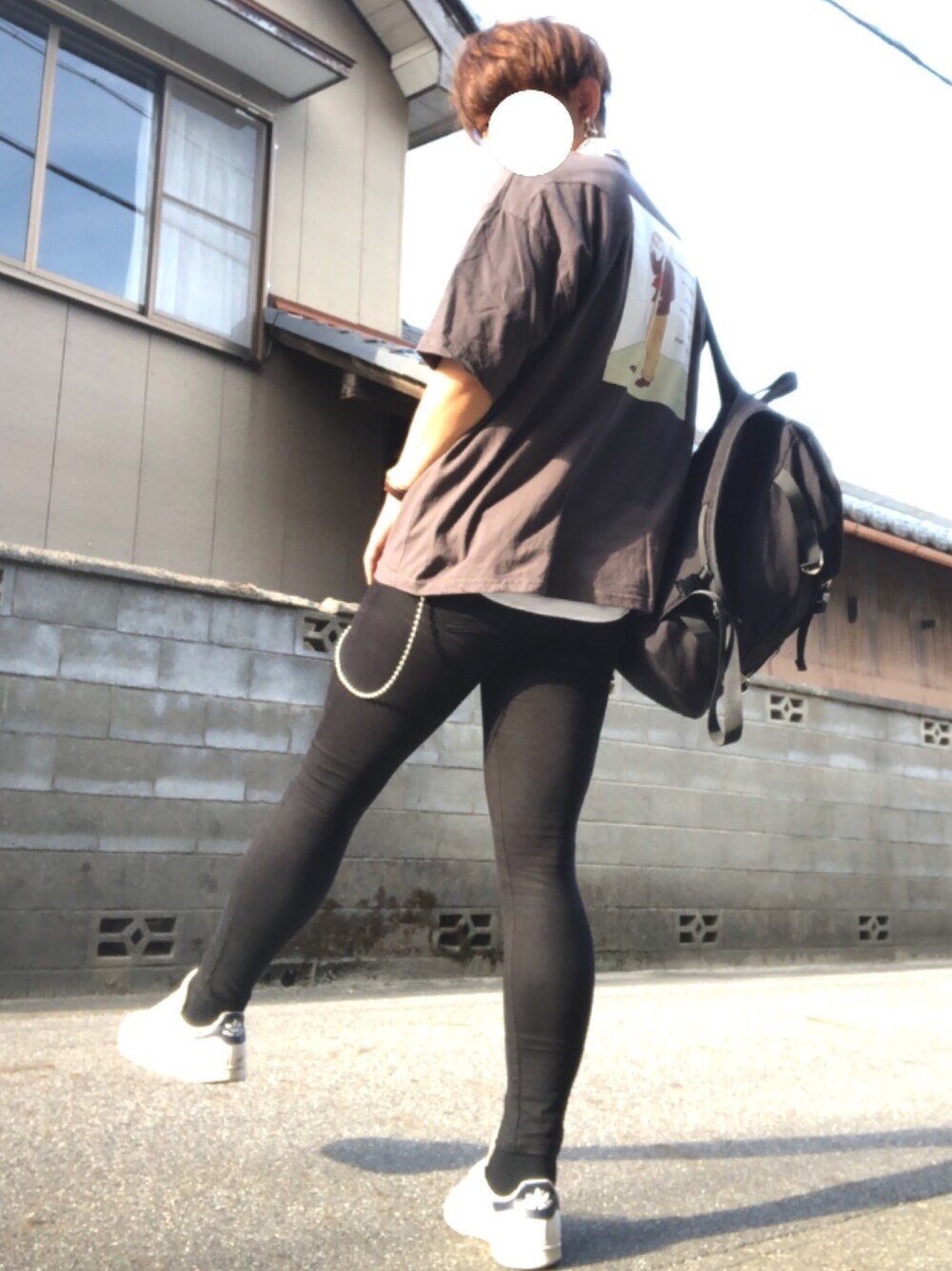 「BEN DAVISの【BEN DAVIS】メタルバックルデイパック（バックパック/リュック、ブラック系）」を使った、KOKIさん（メンズ・180cm）の春コーディネートの1枚目の写真