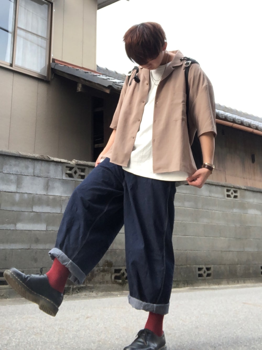 「春夏コーデ、アースカラー、いいね、save、フォローお願いします🤑、ドクターマーチン、オープンカラーシャツ、デニムパンツ、BASQUEmagenta、ベージュ、大学生コーデ、リュック」｜「UNIQLOの50色ソックス（消臭機能付き）（ソックス/靴下、レッド系）」を使った、KOKIさん（メンズ・180cm）の春コーディネートの1枚目の写真