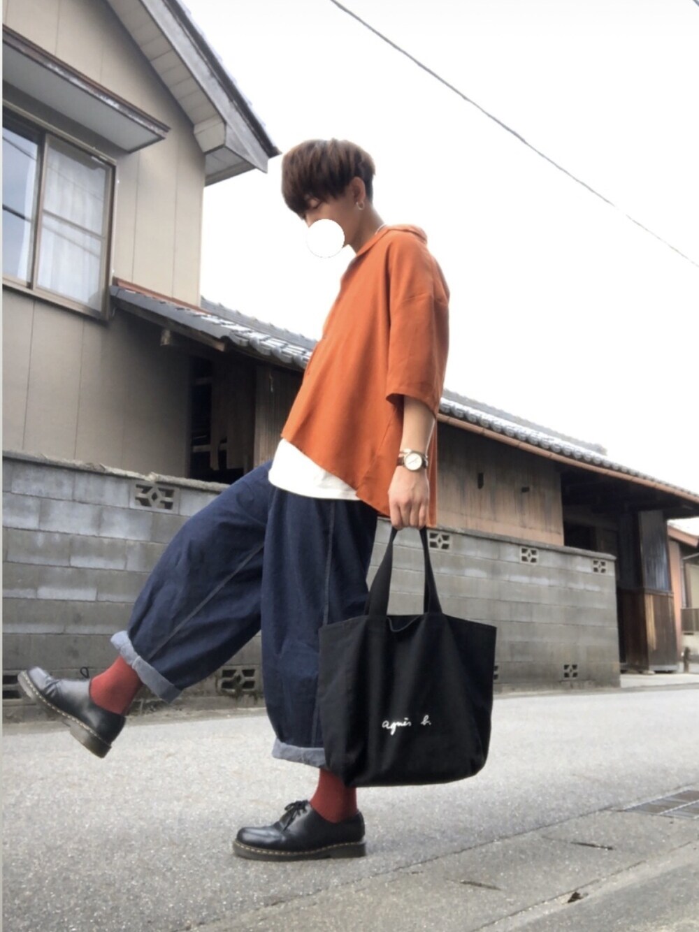 「ゆるコーデ、シンプルコーデ、テラコッタ、BASQUEmagenta、デニムパンツ、白Tシャツ、お洒落さんとつながりたい、ラフ、adrer、オープンカラーシャツ」｜「Dr. MartensのDr.Martens / ドクターマーチン 1461 3EYE GIBSON SHOE 3ホール ギブソン シューズ（ドレスシューズ、ブラック系）」を使った、KOKIさん（メンズ・180cm）の春コーディネートの1枚目の写真