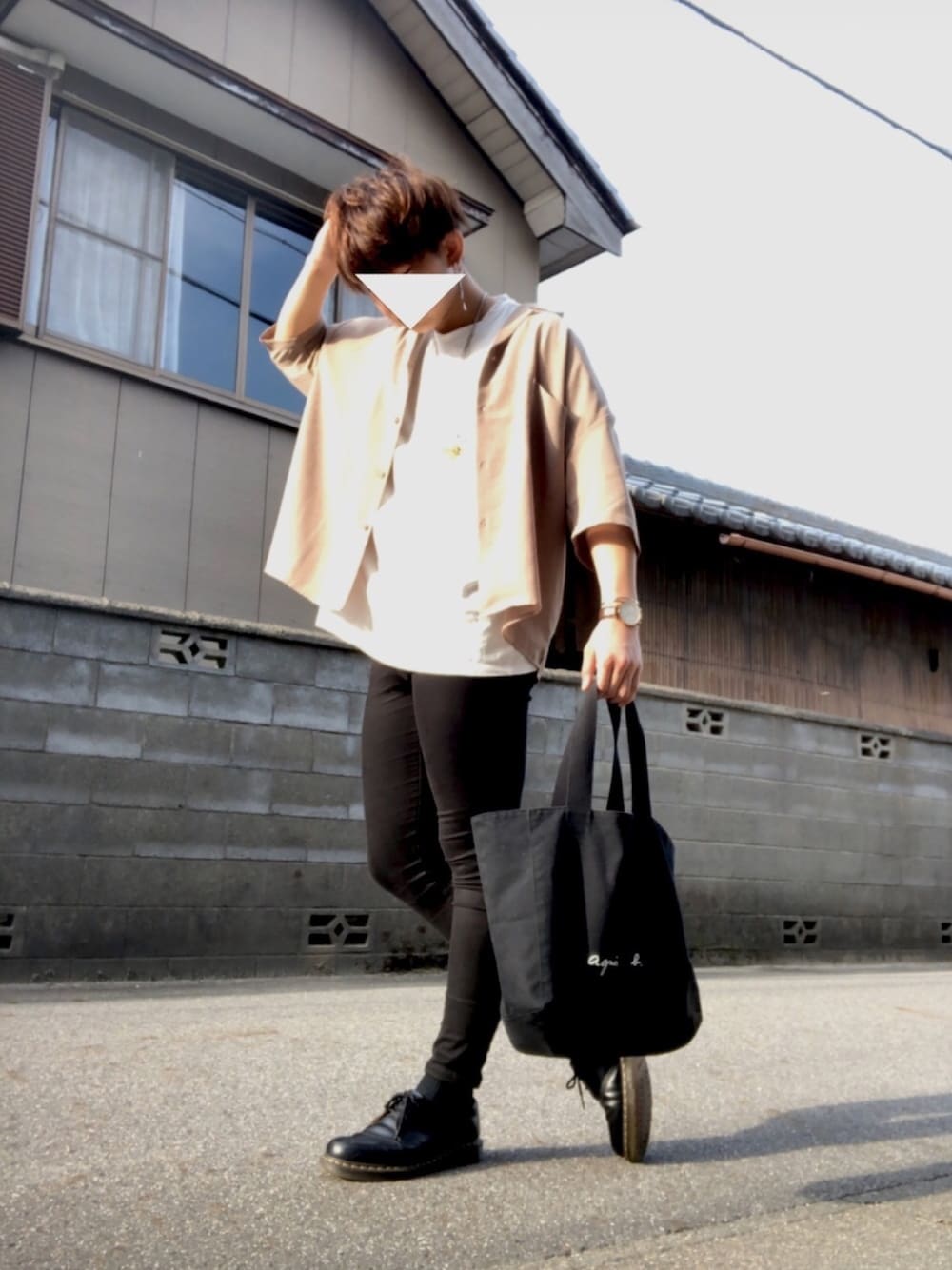 「シンプルコーデ、アニエスベー(agnes b.)、黒スキニー、ベージュ、オープンカラーシャツ、BASQUEmagenta、kutir、remer」｜「Dr. MartensのDr.Martens / ドクターマーチン 1461 3EYE GIBSON SHOE 3ホール ギブソン シューズ（ドレスシューズ、ブラック系）」を使った、KOKIさん（メンズ・180cm）の春コーディネートの1枚目の写真