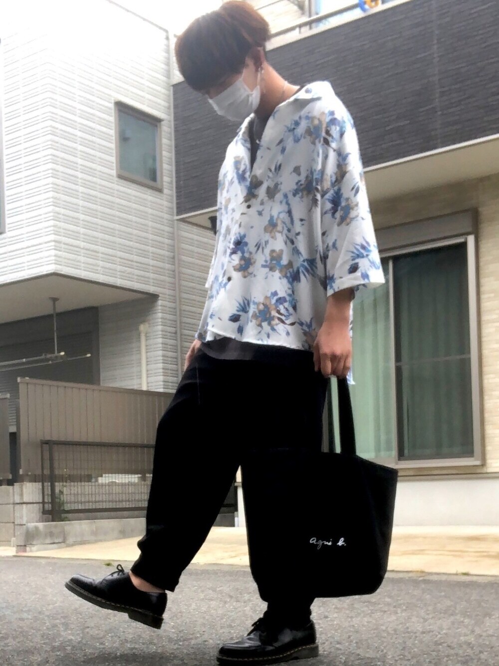 「夏、柄シャツ、お洒落さんとつながりたい、カフスイージーパンツ、DOOPZ、オープンカラーシャツ、CASPERJOHN、シンプルコーデ、ネックレス、今日のコーデ」｜「agnes b.の【WEB限定】GO03-01  ロゴトートバッグ（トートバッグ、ブラック系）」を使った、KOKIさん（メンズ・180cm）の春コーディネートの1枚目の写真