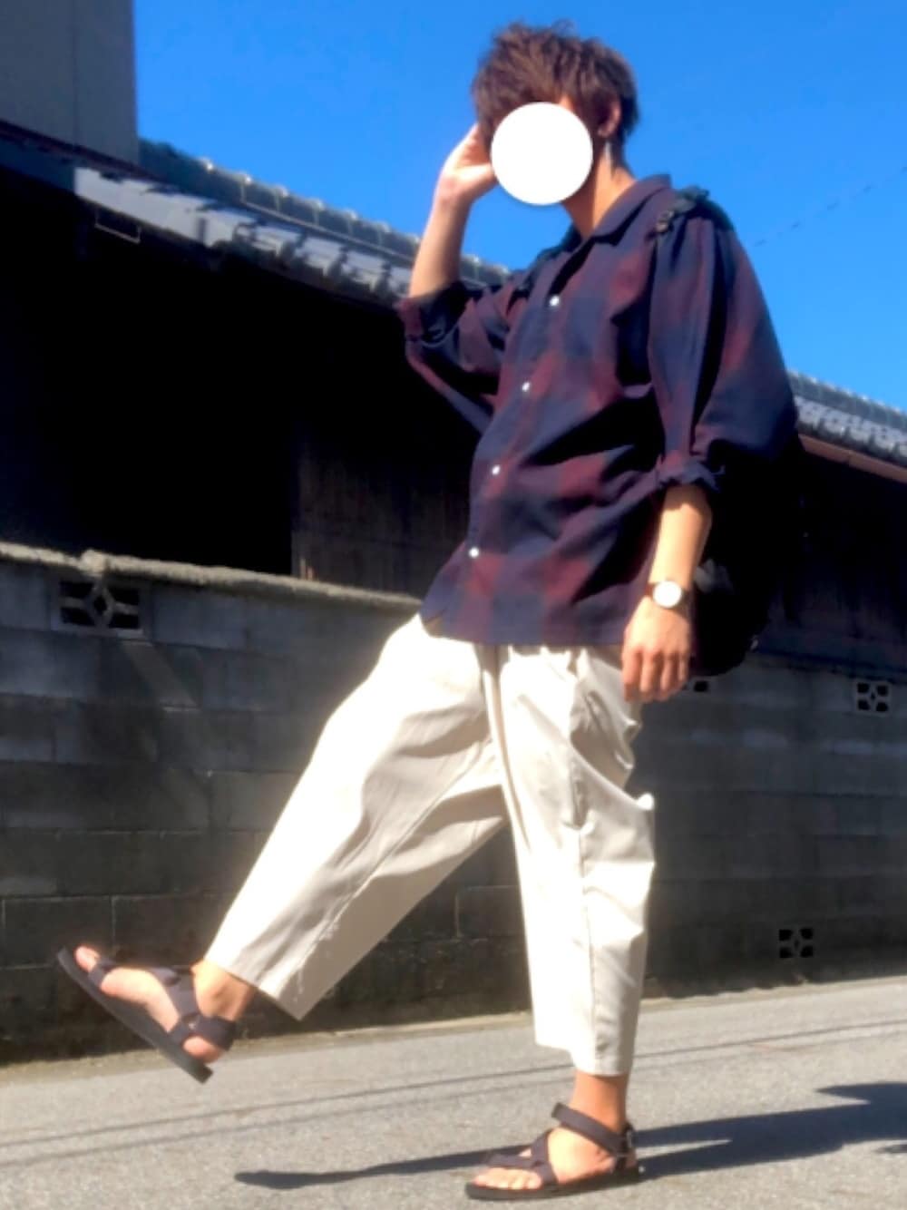 「カジュアル、ゆるコーデ、DOOPZ、ホワイトパンツ、シャツスタイル、ビッグシルエット、きれいめカジュアル、夏、大学生、サンダル」｜「remerのloose wide ankle PT/ルーズワイドアンクルパンツ（その他パンツ、ホワイト系）」を使った、KOKIさん（メンズ・180cm）の春コーディネートの1枚目の写真
