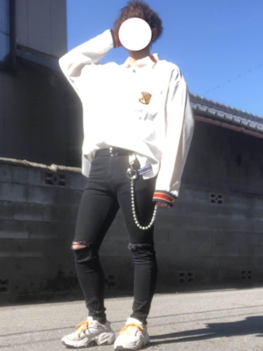 「きれいめカジュアル、韓国コーデ、韓国ファッション、シャツスタイル、シャツ、白シャツ、南京錠、ウォレットチェーン、黒スキニー」｜「ROMANTIC CROWNの『ROMANTIC CROWN』21C BOYS COLLAR SHIRT / ロマンティッククラウン 21Cボーイズ ライン カラー シャツ（シャツ/ブラウス、ホワイト系）」を使った、KOKIさん（メンズ・180cm）の夏コーディネートの1枚目の写真