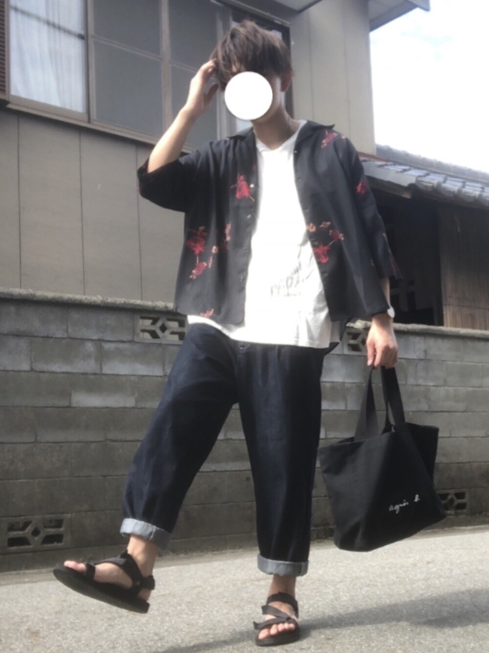 「柄シャツ、インターファクトリー、INTERFACTORY、デニムパンツ、デニム、テーパードデニム、シャツ好き集まれ、ゆうと、白T」｜「THE NORTH FACEのTHE NORTH FACE/ザノースフェイス ULTRA STRATUM/ウルトラストレイタム /スポサン/スポーツサンダル/NF52051（サンダル、ブラック系）」を使った、KOKIさん（メンズ・180cm）の夏コーディネートの1枚目の写真