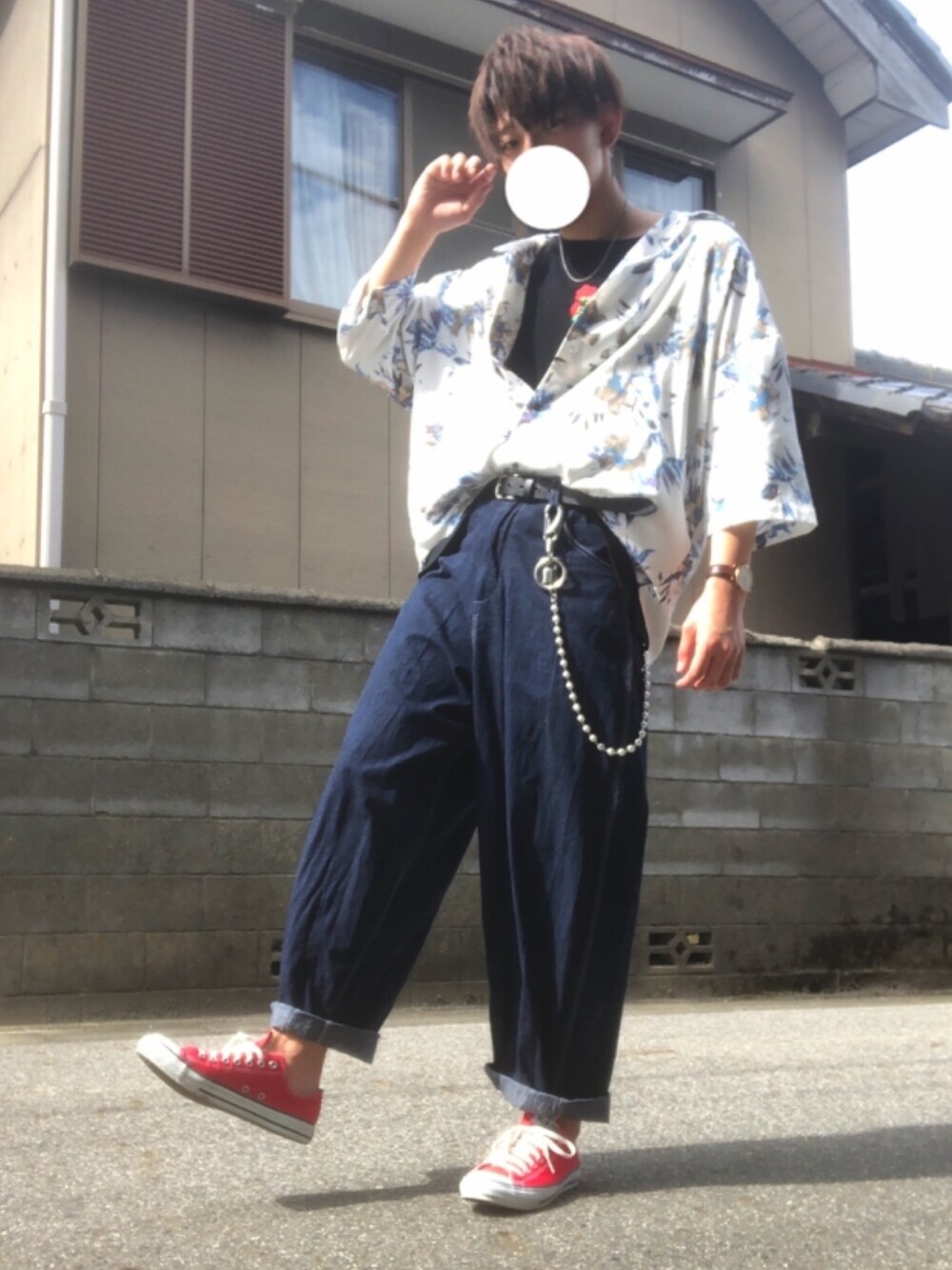 「デニム、デニムパンツ、ワイドデニム、ワイドパンツ、柄シャツ、CASPER JOHN、バラＴ、タックイン、タックインコーデ」｜「CONVERSEのCONVERSE コンバース ALL STAR OX オールスター オックス（スニーカー、レッド系）」を使った、KOKIさん（メンズ・180cm）の夏コーディネートの1枚目の写真