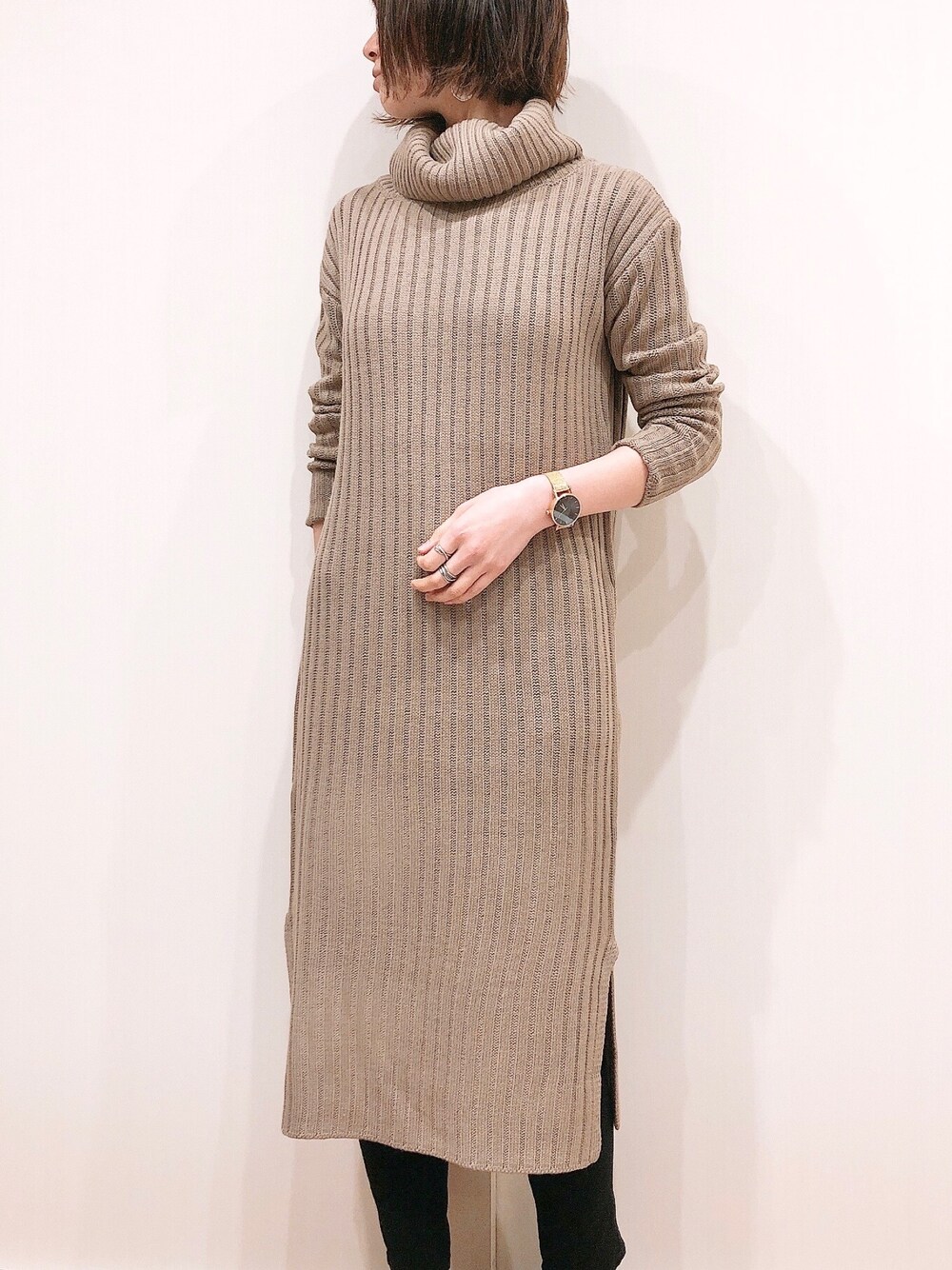 ベージュ系のワンピースを着用したレディースの冬コーディネートの1枚目の写真