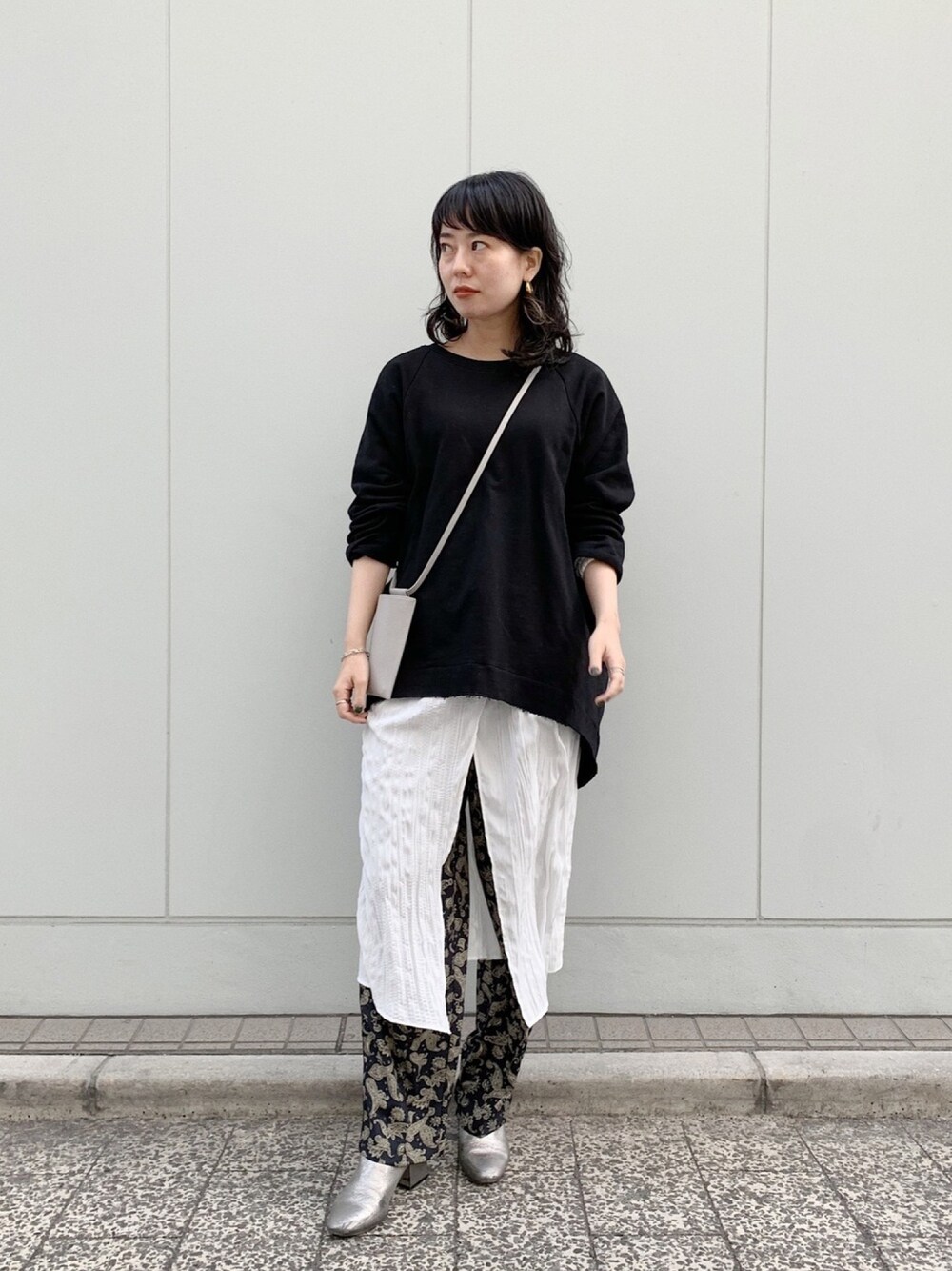「秋冬コーデ、オトナ女子、今日のコーデ、カジュアル、大人コーデ、ブラック、モノトーンコーデ、スウェット」｜「SHENERYのバックボリューム裏毛チュニック（Tシャツ/カットソー、ブラック系）」を使った、TOKUMURA_161cmさん（レディース・161cm）の冬コーディネートの1枚目の写真