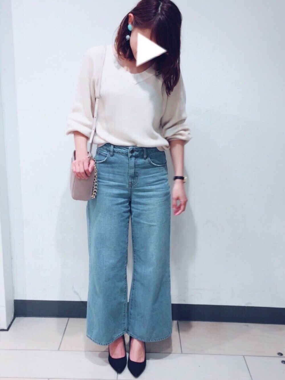 「ドラフトマーキュリー、カジュアル、spring、シンプル、denim、休日スタイル、springstlye」｜「MOUSSYのOFF SHOULDER POK（ニット/セーター、ベージュ系）」を使った、Mikakoさん（レディース・159cm）の春コーディネートの1枚目の写真