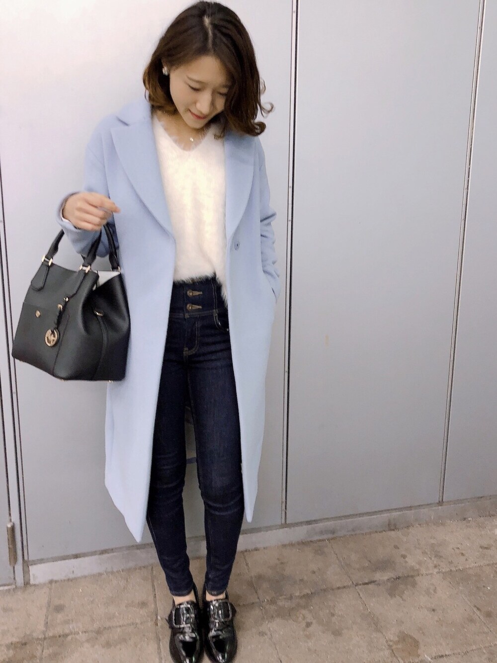 「シンプル、デニム、休日コーデ、今日のコーデ」｜「Spick & Spanのダブルクロスビーバー チェスターコート（ジャケット/アウター、ブルー系）」を使った、Mikakoさん（レディース・159cm）の冬コーディネートの1枚目の写真