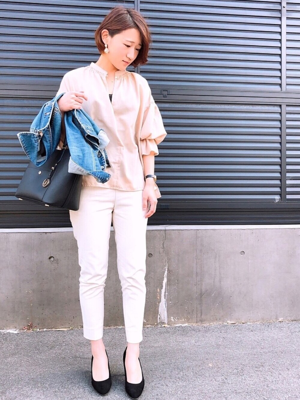 「シンプルコーデ、オトナカジュアル、春夏コーデ、オトナ女子、おしゃれさんと繋がりたい、ベージュ」｜「PAGEBOYのボリューム袖スキッパーブラウス（シャツ/ブラウス、ベージュ系）」を使った、Mikakoさん（レディース・159cm）の春コーディネートの1枚目の写真