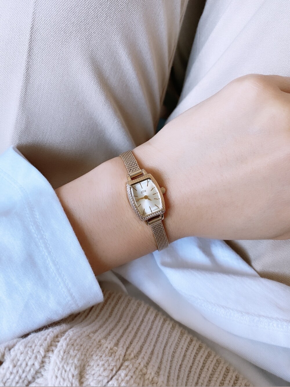 「シンプルコーデ、オトナ女子、今日のコーデ、きれいめカジュアル、春カラースタイル、カジュアル、ベージュコーデ」｜「eteのアイテム（腕時計、ゴールド系）」を使った、Mikakoさん（レディース・159cm）の春コーディネートの1枚目の写真