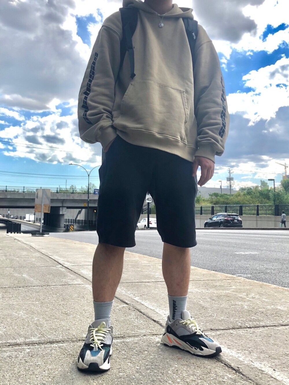 「カジュアルコーデ、スニーカーコーデ、ストリートMIX、ビッグシルエット、古着、ショートパンツ、yeezy、adidas、シンプルコーデ、やっぱりストリートが好き」｜「Yeezyのアイテム（パーカー、ベージュ系）」を使った、Yokoさん（メンズ・165cm）の夏コーディネートの1枚目の写真