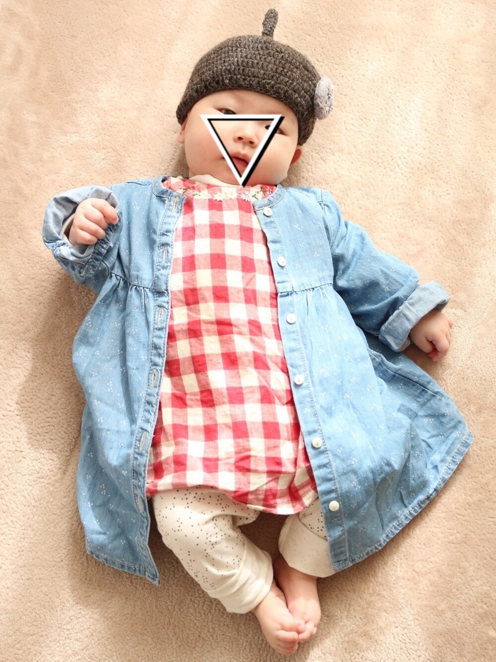 「春コーデ、キッズコーデ、ベビーコーデ、シンプル、プチプラ、H&M、デニム、０歳、５ヶ月」｜「Handmadeのアイテム（ニットキャップ/ビーニー、ブラウン系）」を使った、ayumiyuさん（キッズ・70cm）の冬コーディネートの1枚目の写真
