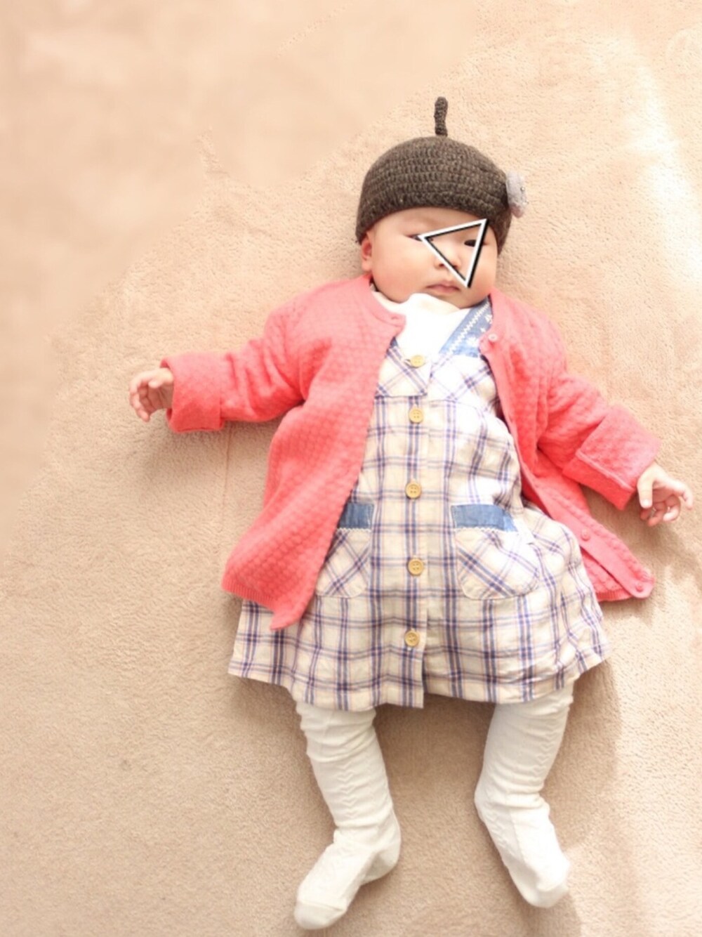 「春コーデ、チェック、ベビー、０歳、５ヶ月」｜「Handmadeのアイテム（ニットキャップ/ビーニー、ブラウン系）」を使った、ayumiyuさん（キッズ・70cm）の冬コーディネートの1枚目の写真