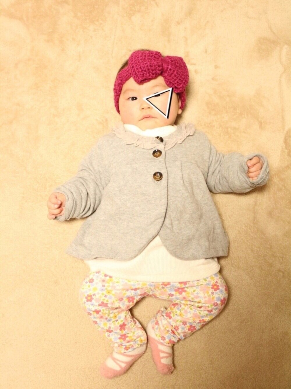 「春コーデ、赤ちゃん、カジュアルコーデ、シンプル、プチプラ、花柄、kids、キッズコーデ、キッズ、レギンス」｜「Handmadeのアイテム（ヘアバンド、レッド系）」を使った、ayumiyuさん（キッズ・70cm）の冬コーディネートの1枚目の写真