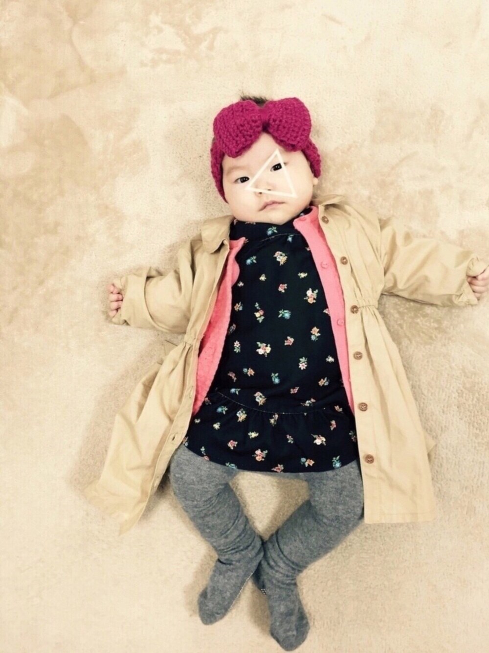 「ヘアバンド、シンプルコーデ、タイツ、kids、春コーデ、トレンチコート、カジュアル、キッズファッション、女の子」｜「Handmadeのアイテム（ヘアバンド、レッド系）」を使った、ayumiyuさん（キッズ・70cm）の冬コーディネートの1枚目の写真