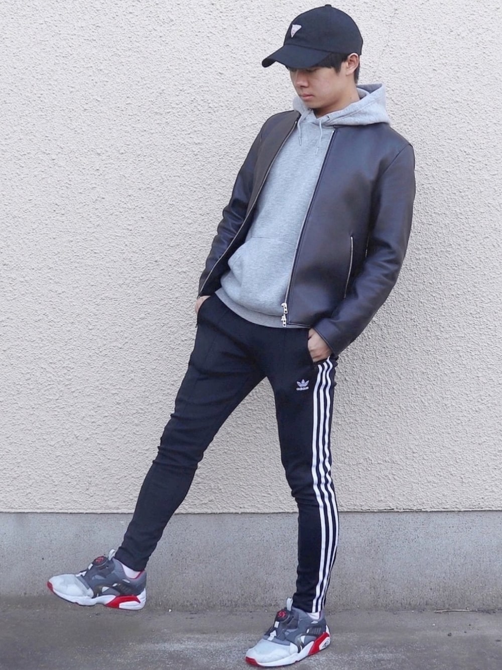 「おしゃれさんと繋がりたい、シンプルコーデ、ストリートカジュアル、ストリート、カジュアル、ライダース、adidas、Iシルエットコーデ」｜「GuessのTRIANGLE LOGO CANVAS 6 PANEL CAP (トライアングルロゴ キャンバス 6パネル キャップ)（キャップ、ブラック系）」を使った、ゆーすけさん（メンズ・165cm）の冬コーディネートの1枚目の写真