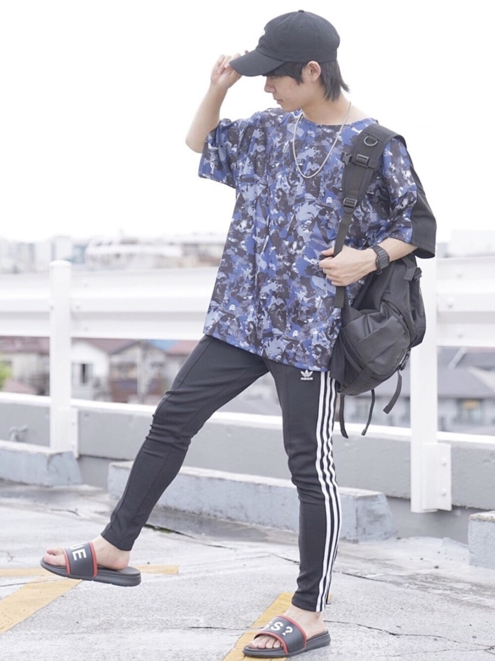 「PR、guess、guessJAPAN、guessshoes、ゲス、ゲスシューズ、夏だ！Tシャツ着よう！、夏コーデ、ストリートコーデ、低身長」｜「INTER FACTORYのWEARISTA tai × INTER FACTORY　シルバーネックレス（ネックレス、シルバー系）」を使った、ゆーすけさん（メンズ・165cm）の夏コーディネートの1枚目の写真