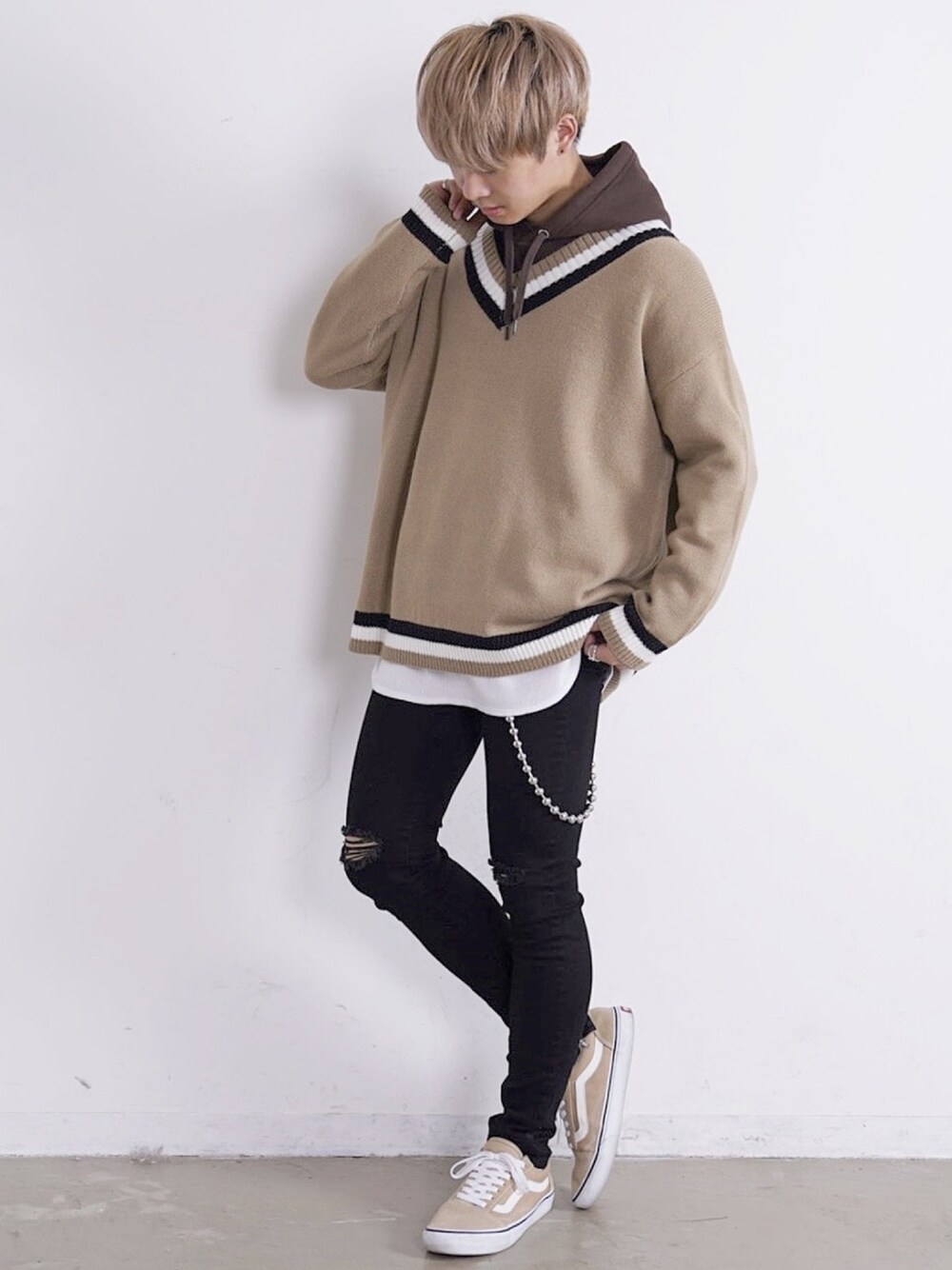 「チルデンニット、ストリート、韓国ファッション、パーカー、レイヤードスタイル、GU、ジーユー、ダメージデニムパンツ、スニーカー、低身長」｜「HerdenのHerden　チルデンニットセーター（ニット/セーター、ベージュ系）」を使った、ゆーすけさん（メンズ・165cm）の秋コーディネートの1枚目の写真
