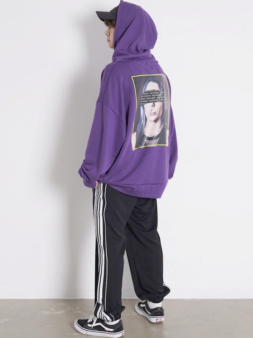 「ストリート、ストリートMIX、ストリートコーデ、パーカー、プリント、トラックパンツ、VANS、シンプル、低身長、低身長コーデ」｜「G.O.Cのビッグシルエット プルオーバー バックプリントパーカー（パーカー、パープル系）」を使った、ゆーすけさん（メンズ・165cm）の春コーディネートの1枚目の写真